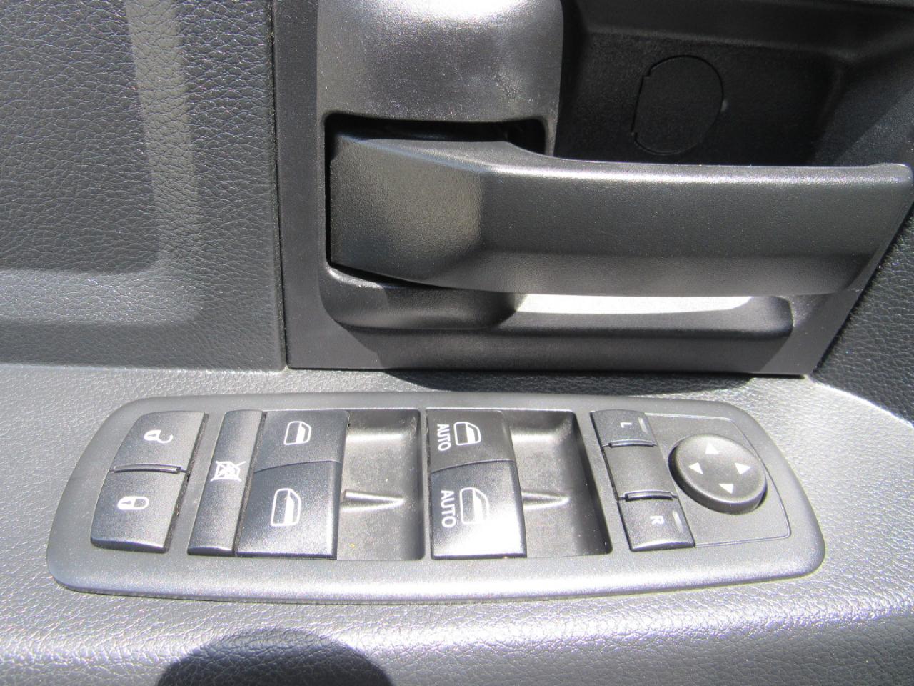 RAM 1500 Express 4x4 Quad Cab 6'4" Box 2017