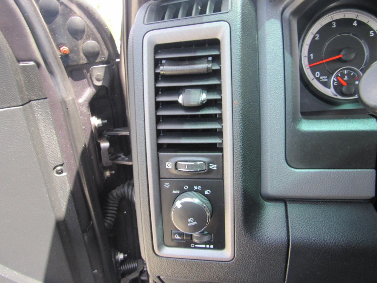 RAM 1500 Express 4x4 Quad Cab 6'4" Box 2017