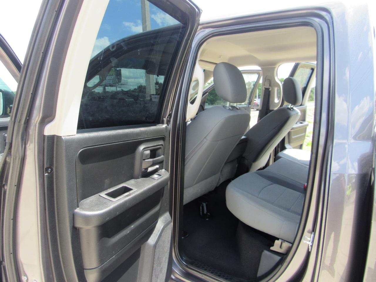 RAM 1500 Express 4x4 Quad Cab 6'4" Box 2017