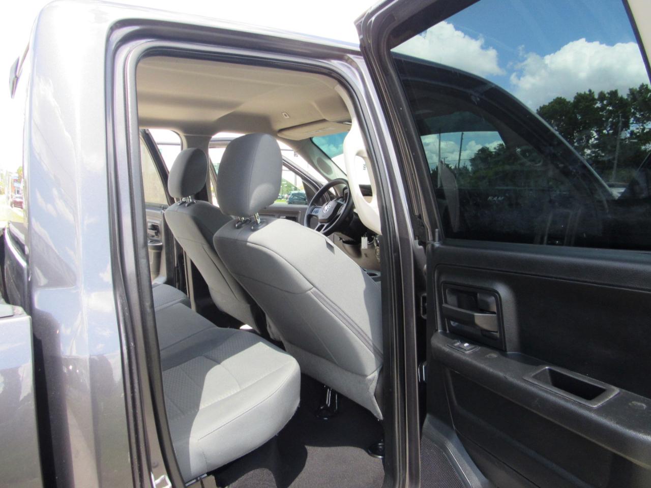 RAM 1500 Express 4x4 Quad Cab 6'4" Box 2017