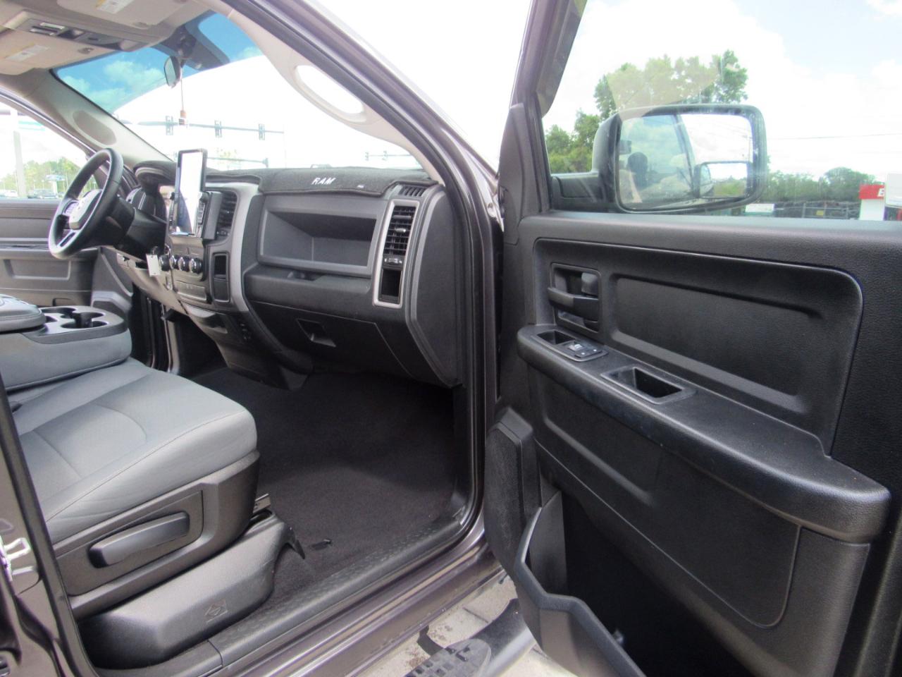 RAM 1500 Express 4x4 Quad Cab 6'4" Box 2017