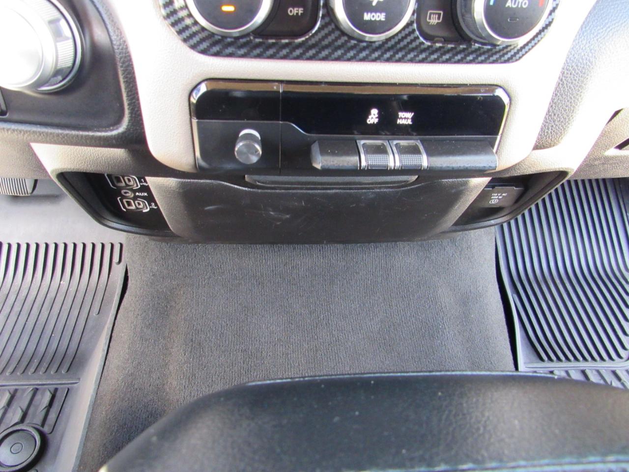 RAM 1500 Laramie 4x2 Quad Cab 6'4" Box 2019