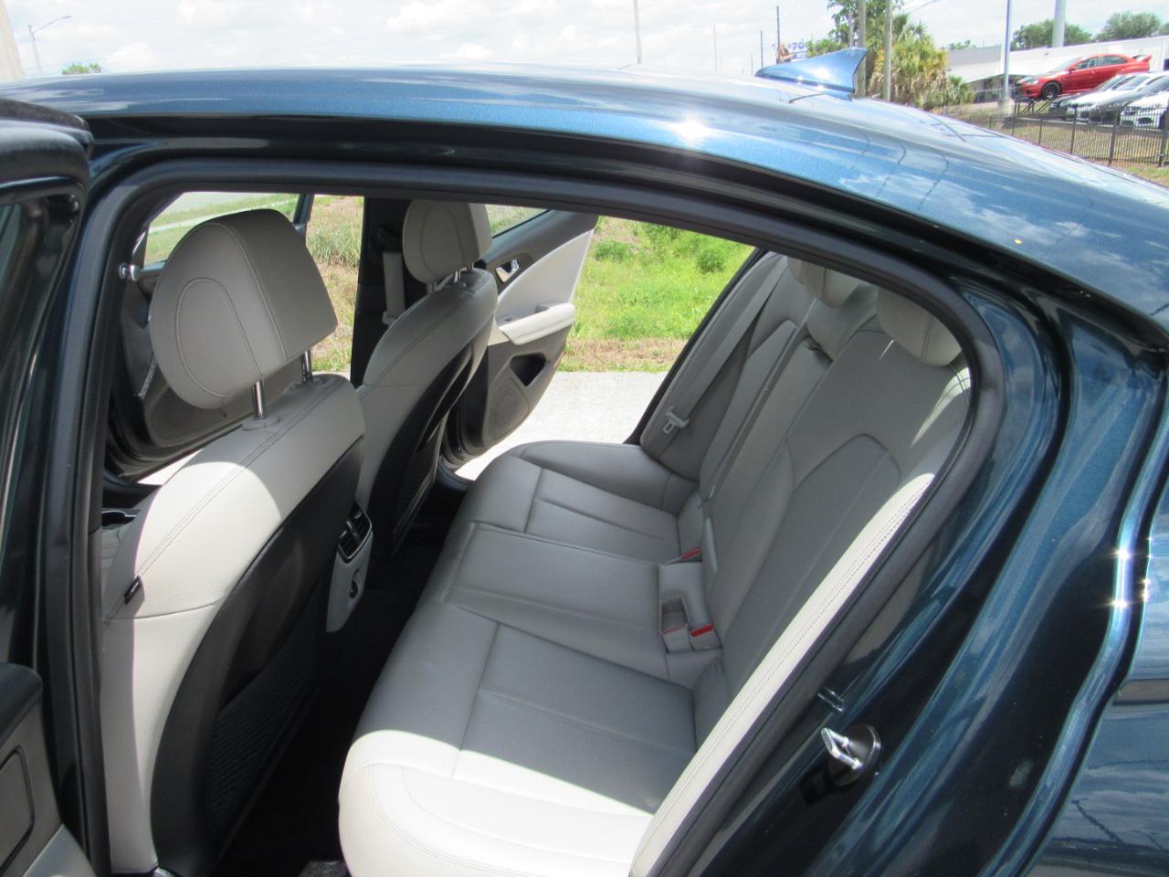 Genesis G70 2.0T RWD 2022