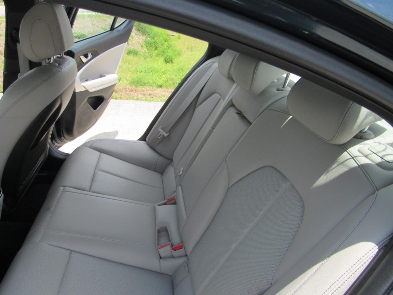 Genesis G70 2.0T RWD 2022