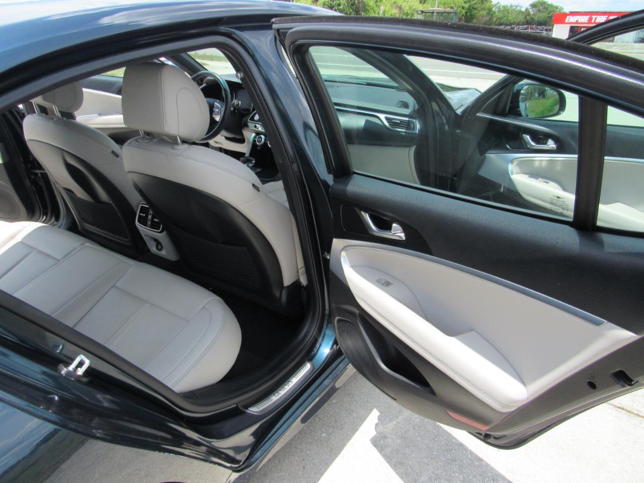 Genesis G70 2.0T RWD 2022