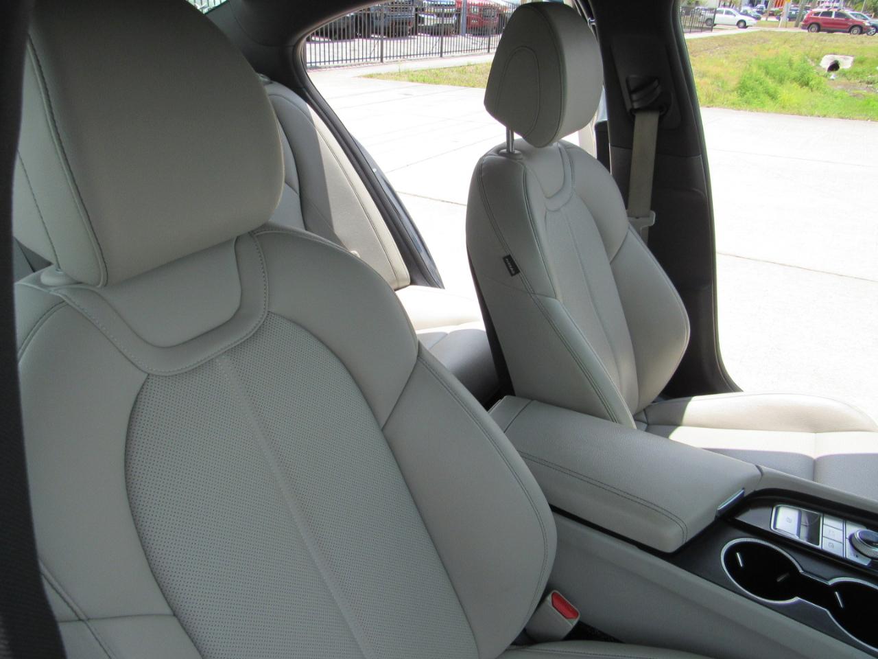 Genesis G70 2.0T RWD 2022