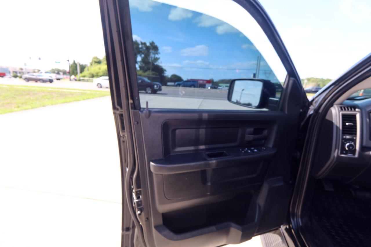RAM 1500 Express 4x2 Crew Cab 5'7" Box 2018