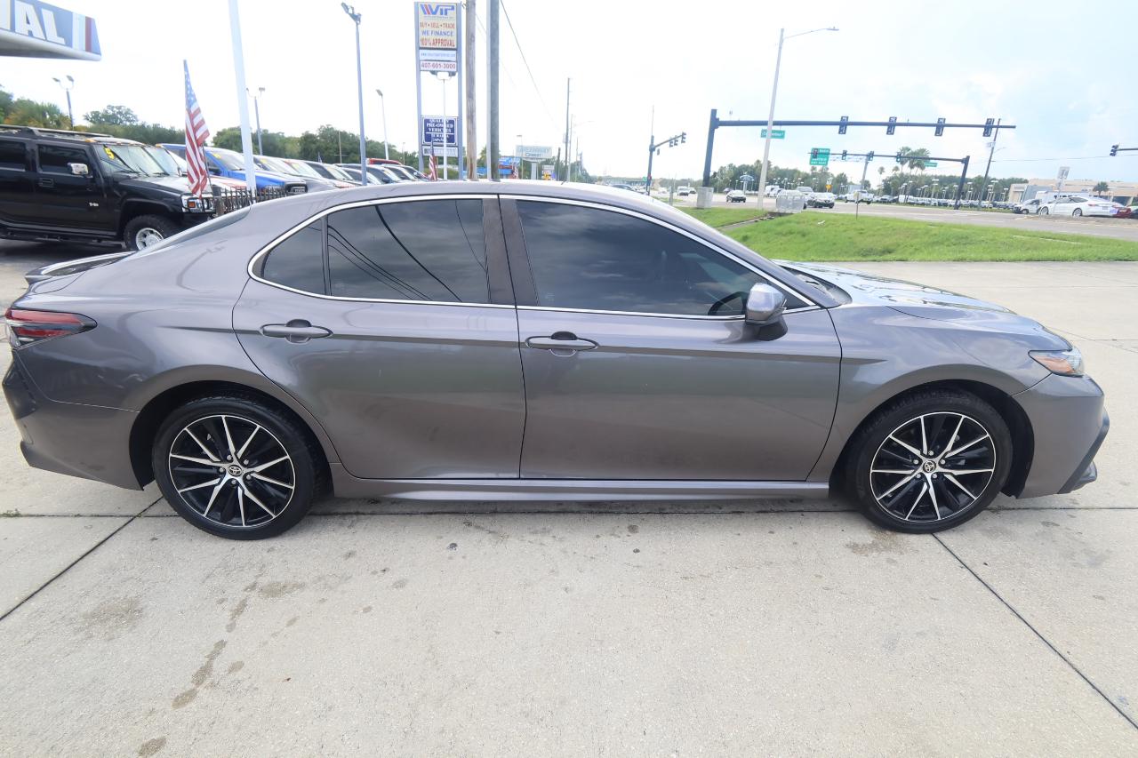 Toyota Camry SE Auto (Natl) 2021
