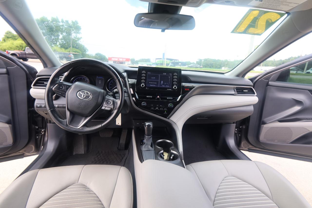 Toyota Camry SE Auto (Natl) 2021