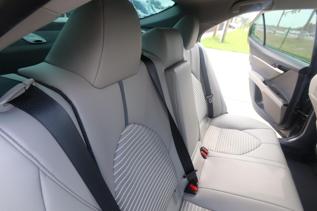 Toyota Camry SE Auto (Natl) 2021