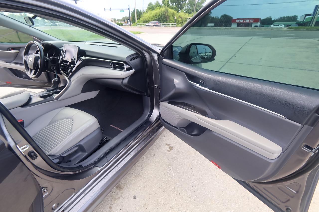Toyota Camry SE Auto (Natl) 2021