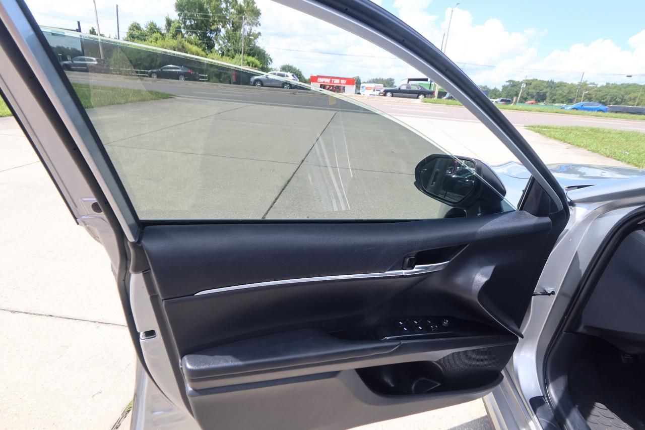 Toyota Camry SE Auto (Natl) 2020
