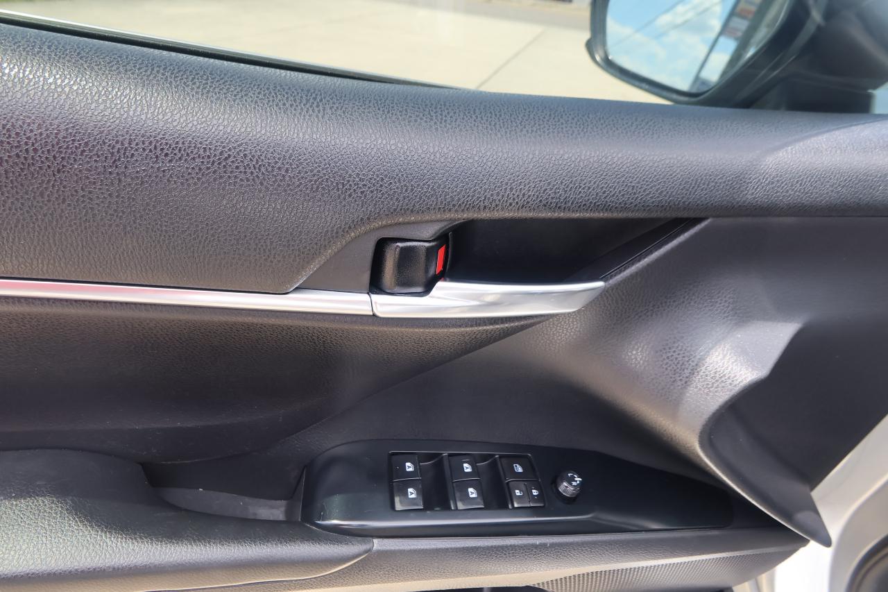 Toyota Camry SE Auto (Natl) 2020