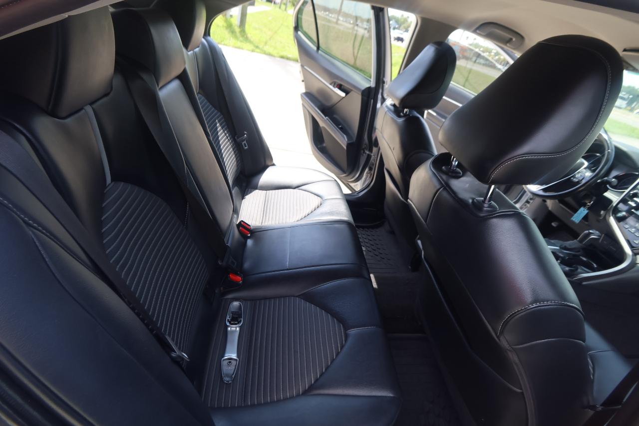 Toyota Camry SE Auto (Natl) 2020