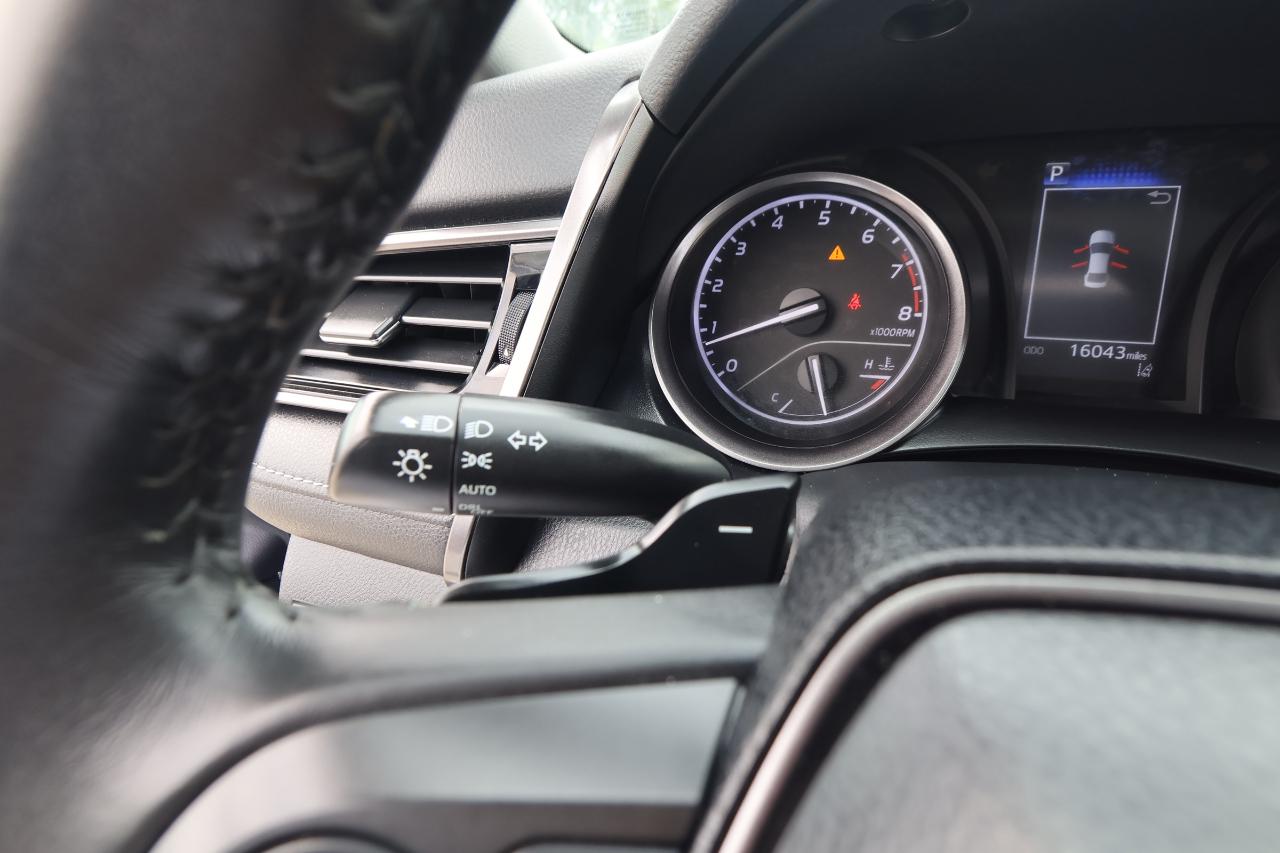 Toyota Camry Hybrid SE Nightshade CVT (Natl) 2023