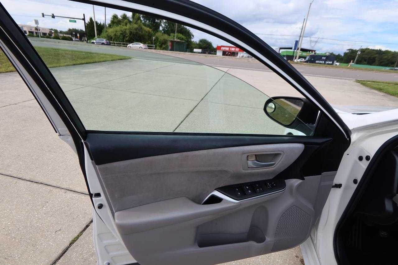 Toyota Camry 4dr Sdn I4 Auto XLE (Natl) 2015