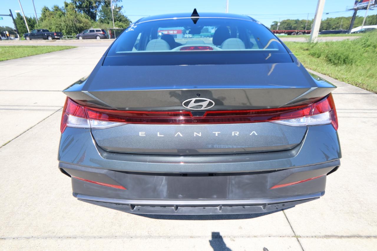 Hyundai Elantra SE IVT 2025