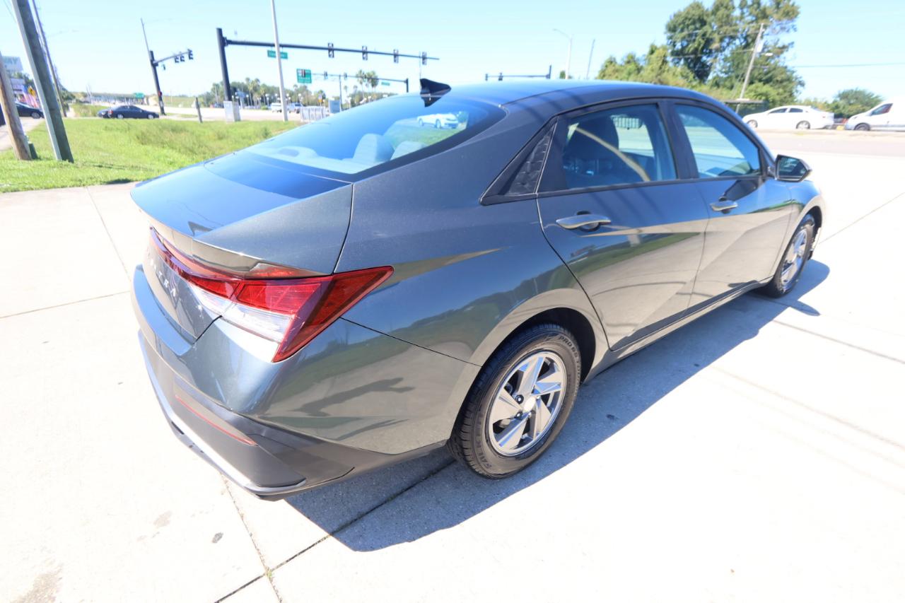 Hyundai Elantra SE IVT 2025