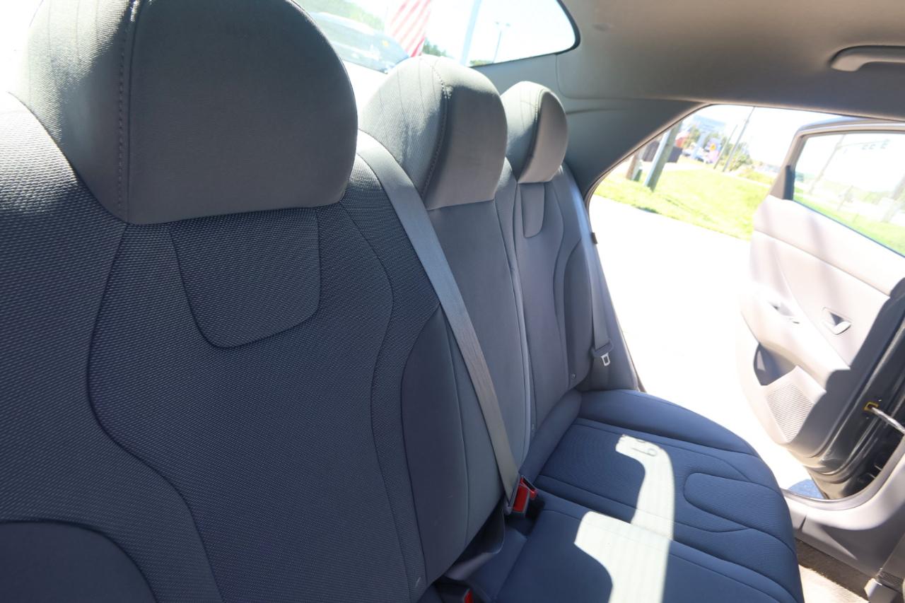 Hyundai Elantra SE IVT 2025