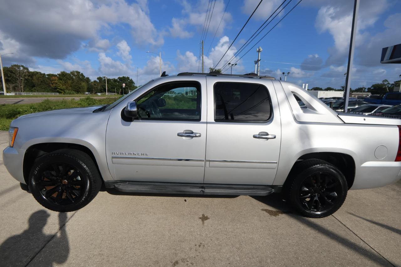 Chevrolet Avalanche 4WD Crew Cab LTZ 2013