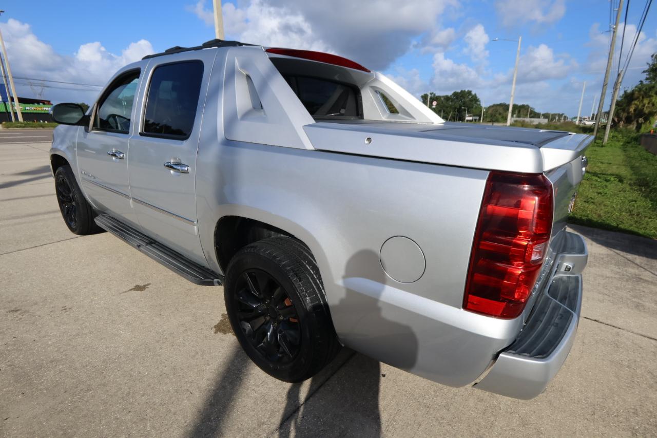 Chevrolet Avalanche 4WD Crew Cab LTZ 2013