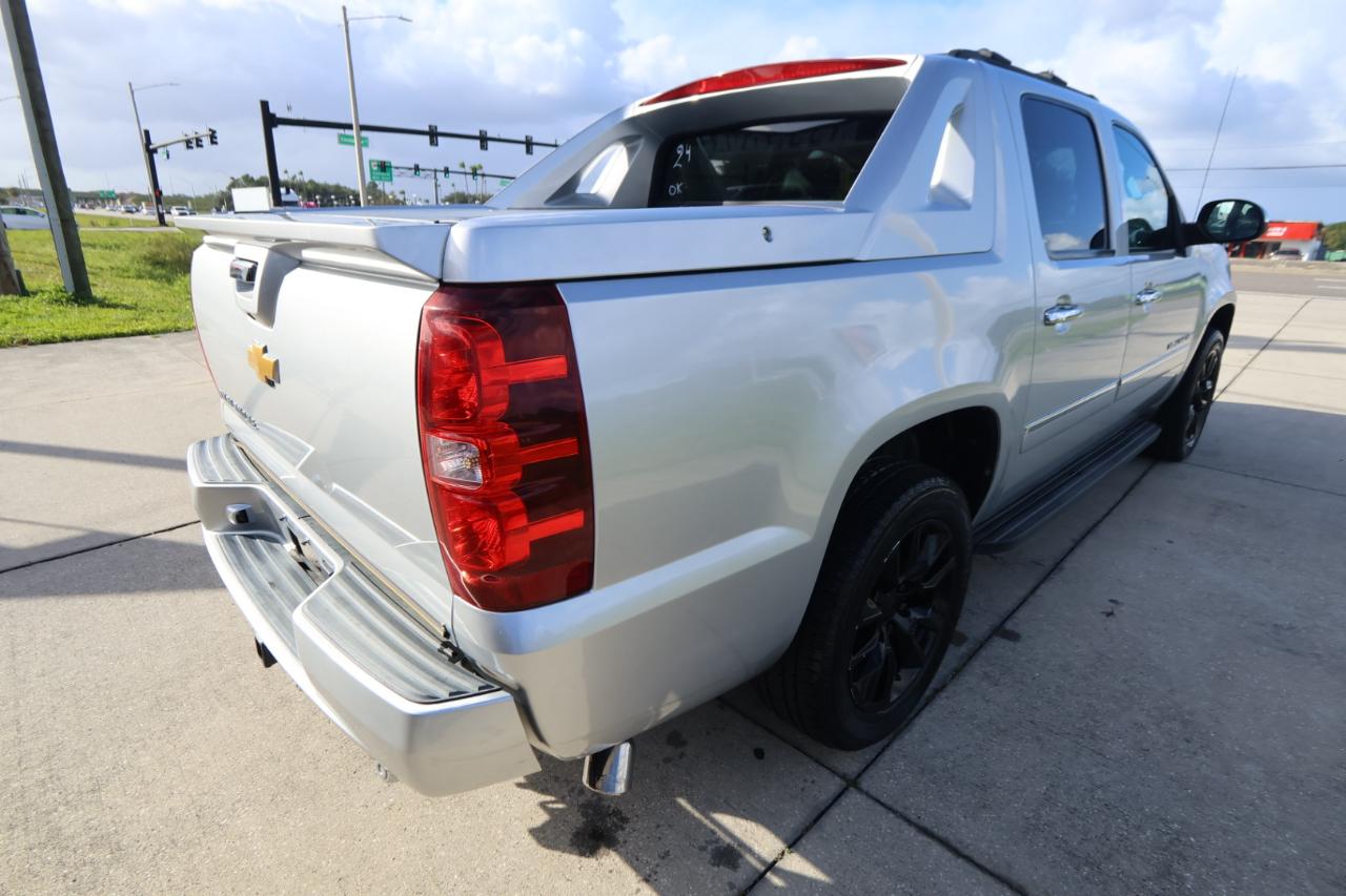 Chevrolet Avalanche 4WD Crew Cab LTZ 2013