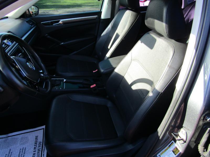 Volkswagen Passat R-Line w/Comfort Pkg Auto 2017