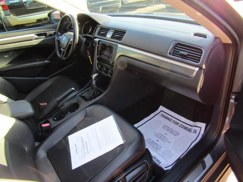 Volkswagen Passat R-Line w/Comfort Pkg Auto 2017