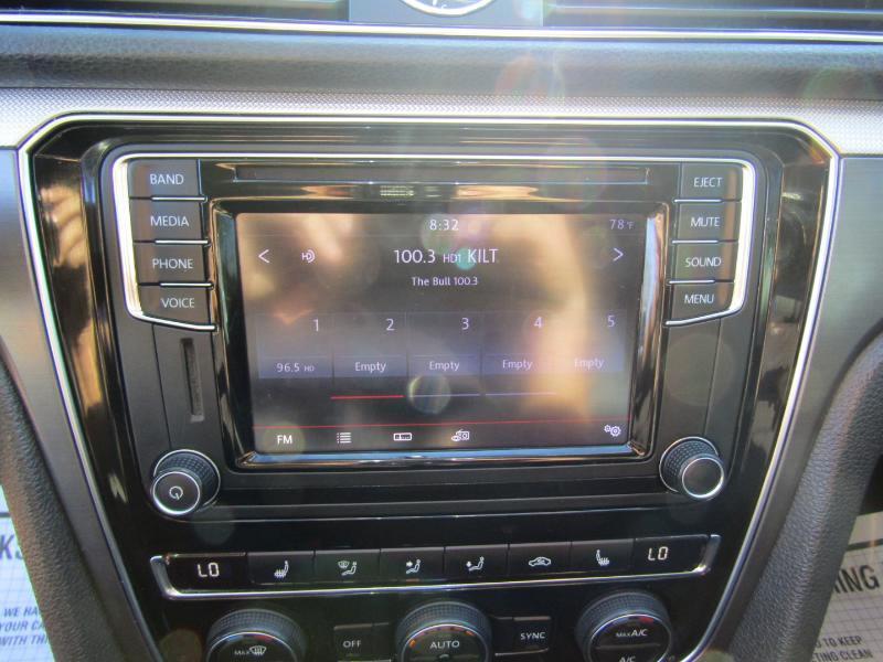 Volkswagen Passat R-Line w/Comfort Pkg Auto 2017