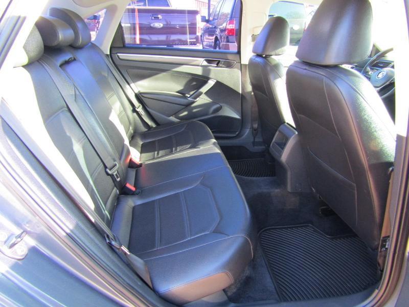 Volkswagen Passat R-Line w/Comfort Pkg Auto 2017