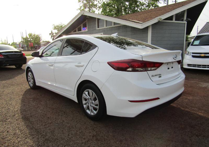 Hyundai Elantra SE 6MT 2017