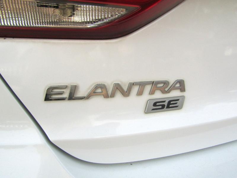 Hyundai Elantra SE 6MT 2017