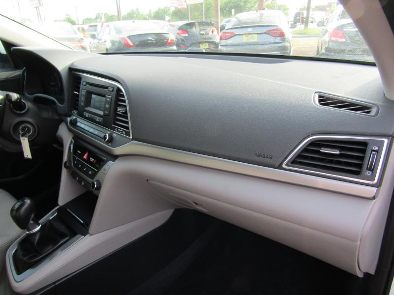 Hyundai Elantra SE 6MT 2017