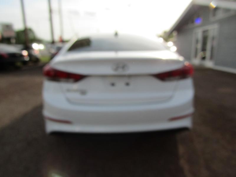 Hyundai Elantra SE 6MT 2017