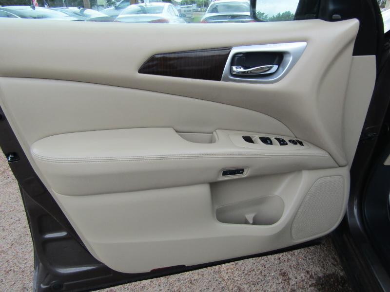 Nissan Pathfinder Platinum 2WD 2016