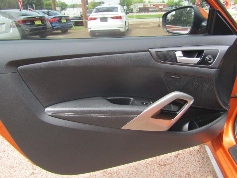 2016 Hyundai Veloster Base - Photo 10