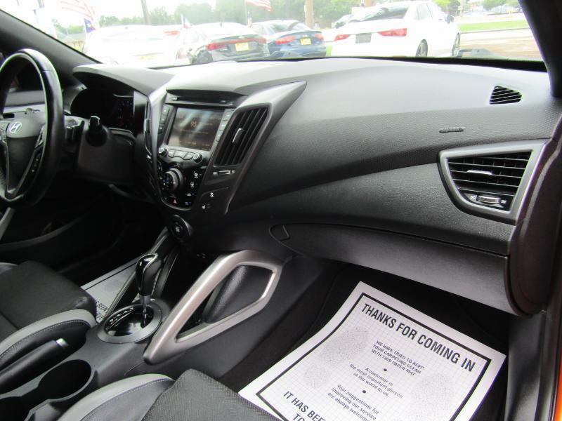 2016 Hyundai Veloster Base - Photo 14