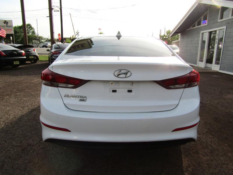 Hyundai Elantra SE 6AT 2017