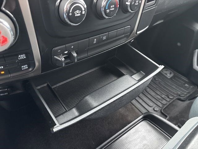 RAM 1500 SLT Crew Cab 4WD 2017