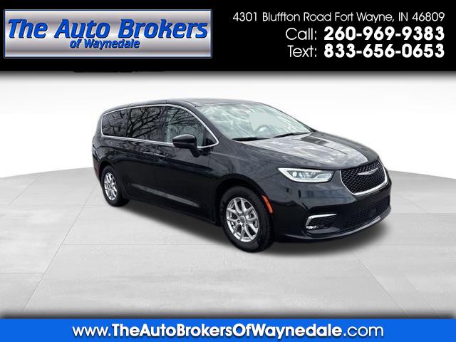 2023 Chrysler Pacifica Touring L's photo