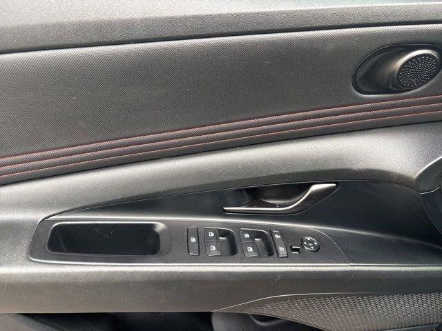 Hyundai Elantra  2022