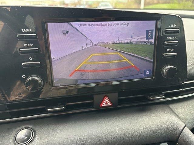 Hyundai Elantra  2022