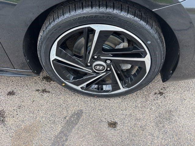 Hyundai Elantra  2022