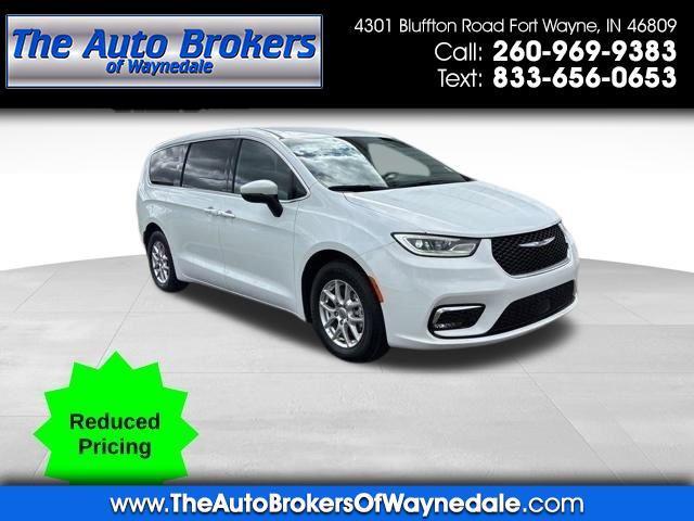 Chrysler Pacifica Touring 2023
