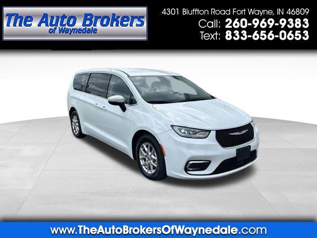 2023 Chrysler Pacifica Touring L's photo