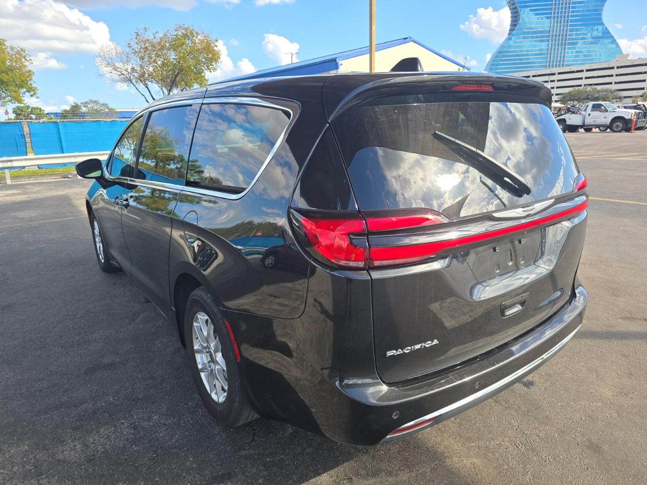 Chrysler Pacifica Touring L FWD 2023