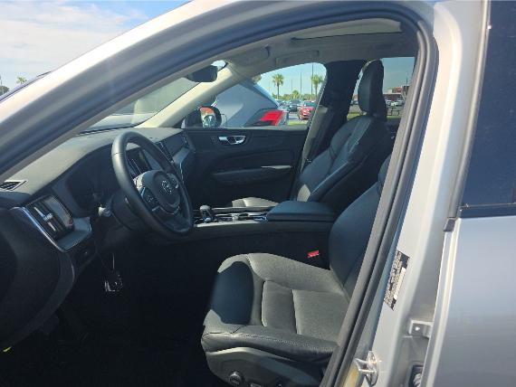 Volvo XC60 B5 AWD Core 2025