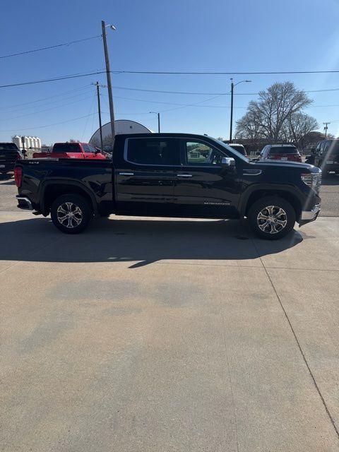 GMC Sierra 1500 4WD Crew Cab 147" SLT 2025