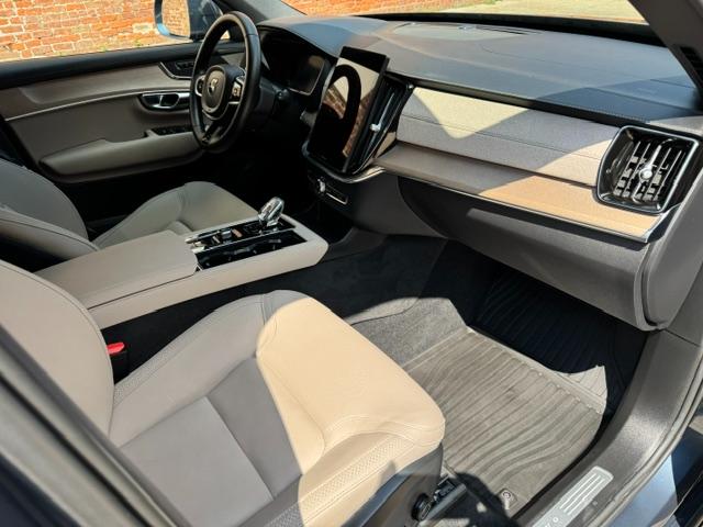 Volvo XC90 2025.5 B5 AWD Core 7-Seater 2025