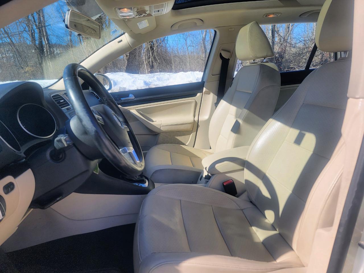 Volkswagen Jetta SportWagen 2.5L SE PZEV 2012